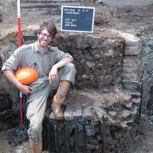 Johan Verspay poserend op een archeologische opgraving.