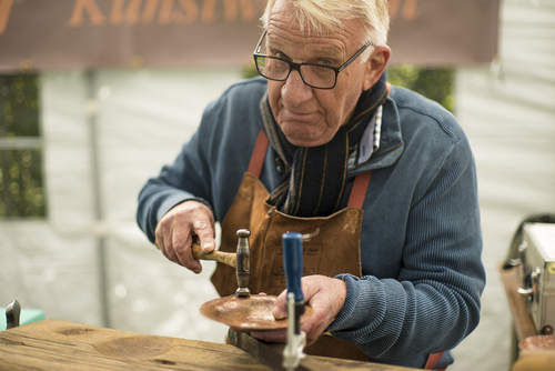 Een metaalbewerker tijdens het Ons Brabant Festival. Fotograaf Eyecatcher. Bron Erfgoed Brabant.