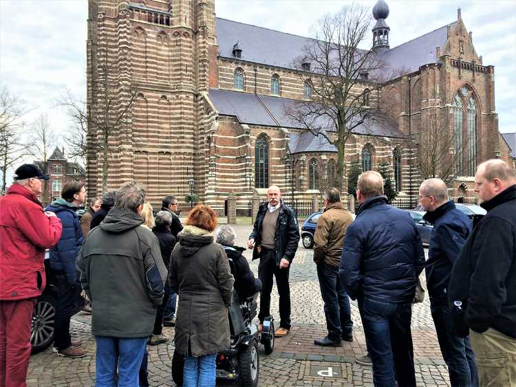 Groep mensen bij de Petrus Banden-kerk in Oirschot. Foto: Stichting Behoud Erfgoed Oirschot.