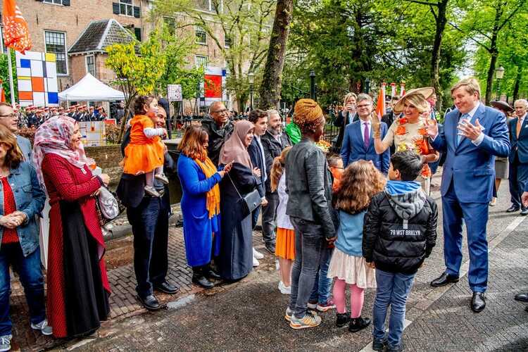 Foto Koningsdag 2019 in Amersfoort, Koning en Koningin ontmoeten een groep mensen. Copyright: Gemeente Amersfoort/Robin Utrecht.