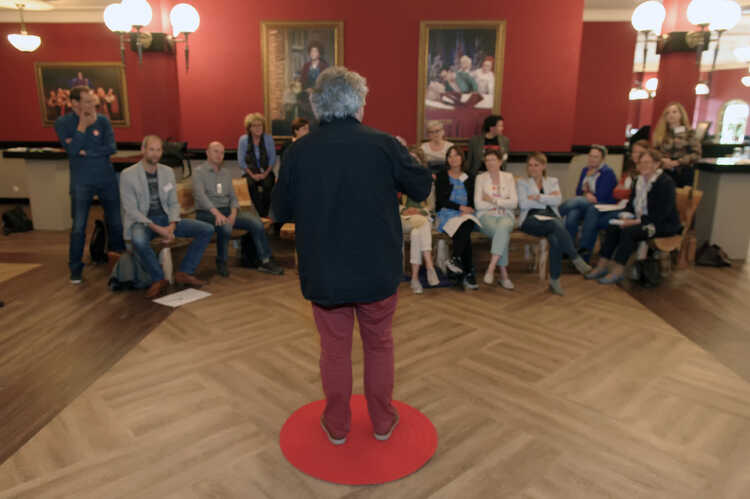 Groep mensen luistert naar spreker tijdens Erfgoedontmoeting Efteling 2016. Bron: Erfgoed Brabant, fotograaf: Ben Nienhuis.