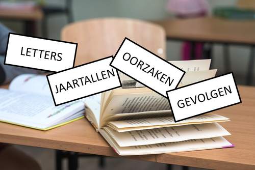 Foto van een tafel met boeken, met midden op de foto de woorden 'letter', 'jaartallen', 'oorzaken' en 'gevolgen'.