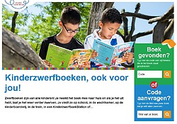 Afbeelding voor promotie van de actie Kinderzwerfboeken. Met een foto van twee lezende kinderen.
