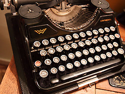 Zwarte typemachine.
