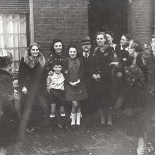 JHM F000194 Joods gezin na twee jaar ondergedoken te zijn geweest in Tilburg (Gasstraat) 1944, Bron: Joods Historisch Museum.