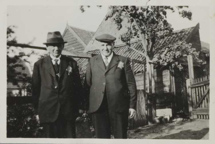 JHM F004449 Abraham en Hartog Benjamins met jodenster in Woudrichem 1942.