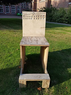 Een van de bidstoelen op Landpark Assisie. Studieopdracht van Aisha Dingemans. Bron Erfgoed Brabant.