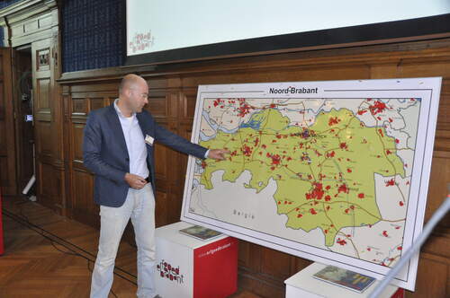 Willem-Jan Joachems wijst naar een kaart van Brabant tijdens de Erfgoedontmoeting in 2013. Bron Erfgoed Brabant.