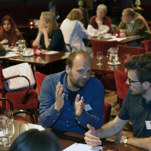 Mensen werken in groepjes aan tafels. Erfgoedontmoeting in de Efteling 2016. Fotograaf Ben Nienhuis. Bron Erfgoed Brabant.