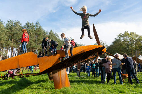 Kinderen spelen op een replica van een geveschtsvliegtuig. Bron Stichting De Vrienden van de Kiek.