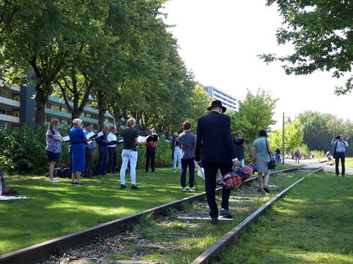 De route over het spoor, met bundel en naambodrje in de hand. Foto Rianne Walet. Bron Erfgoed Brabant