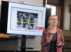 uitsnede - Susanne Neugebauer staat_voor_presentatiescherm_tijdens_erfgoedcollege_2020_fotograaf_robin hoeks Erfgoed Brabant