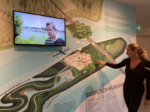 Biesbosch MuseumEiland Ingrid Koops laat op plattegrond duurzame maatregelen zien
