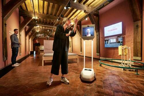 Robot-geleide rondleiding in het Zeeuws Museum. Foto Marcel Kentin.