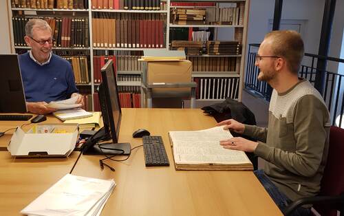 Stef Coenen met een andere vrijwilliger in het archief van Erfgoedcentrum Nederlands Kloosterleven. Bron Erfgoed Brabant.