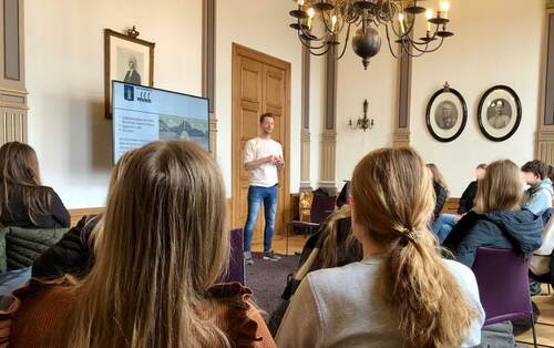 Presentatie van Rolf Vonk aan leerlingen van het Zwijsen College, in het kader van het project MeetUp Meierijstad.