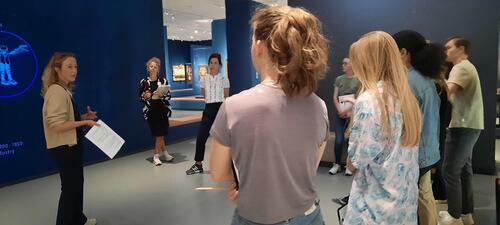 Leerlingen CKV in de Zaal van Brabant in Het Noordbrabants Museum testen een les rondom de Zachte Atlas. Bron Het Noordbrabants Museum.