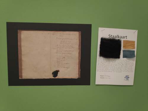 Foto van een verfrecept uit een oud receptenboek met daarnaast een staalkaar van een vrijwilliger die het recept heeft uitgeprobeerd anno 2022. Foto Erfgoed Brabant.