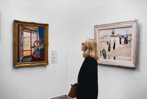 vrouw kijkt naar schilderij in een museum Foto Pauline Loroy Unsplash