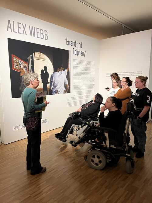 Groep bezoekers krijgt rondleiding van een gids in Museum Helmond. Bron Museum Helmond.